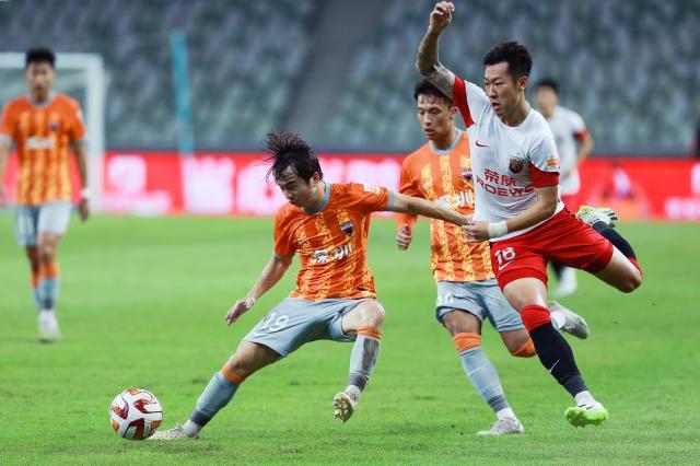 开云平台-七连败！换帅难挡深圳急速下落 球员绝望无人能救